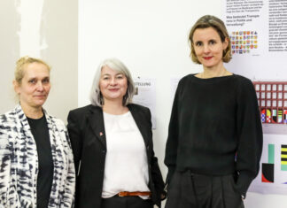 Berliner Künstlerin gestaltet Kunstwerk am neuen Rathaus in Langenhagen Stadt Langenhagen / Kunst am Bau (vo.li.): Wettbewerbsbegleiterin Dagmar Schmidt, Stadtbaurätin Isabella Gifhorn mit der Berliner Künstlerin Eva Benderes,