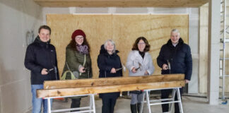 Richtfest - der symbolische letzte Nagel (v.l.): Jonas Thomann der Projektleiter von k s w * architekten + stadtplaner, projektleitende Architektin der Verwaltung Natascha Halberstadt, erste Stadträtin Isabella Gifhorn, Schulleiterin Stefanie Haller, Bürgermeister Mirko Heuer