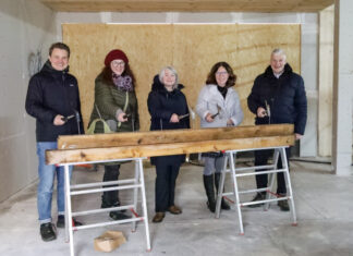 Richtfest am Erweiterungsbau der Grundschule Engelbostel Richtfest - der symbolische letzte Nagel (v.l.): Jonas Thomann der Projektleiter von k s w * architekten + stadtplaner, projektleitende Architektin der Verwaltung Natascha Halberstadt, erste Stadträtin Isabella Gifhorn, Schulleiterin Stefanie Haller, Bürgermeister Mirko Heuer