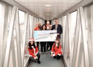 Hannover Airport: Fünf Millionen Passagiere Gelungene Überraschung am Nikolaustag - Familie Kerwien mit Flughafengeschäftsführer Dr. Martin Roll (rechts).