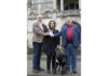 Die Landeshauptstadt Hannover wird zur Assistenzhundfreundlichen Kommune, v.l. n.r.: Oberbürgermeister Belit Onay, Dr. Hannah Reuter (Verein Pfotenpiloten e.V.) mit ihrer Hündin Deika und Andreas Mangelsdorf, Beauftragter für Menschen mit Behinderungen der Landeshauptstadt Hannover
