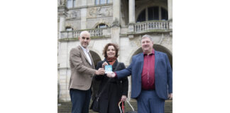 Die Landeshauptstadt Hannover wird zur Assistenzhundfreundlichen Kommune, v.l. n.r.: Oberbürgermeister Belit Onay, Dr. Hannah Reuter (Verein Pfotenpiloten e.V.) mit ihrer Hündin Deika und Andreas Mangelsdorf, Beauftragter für Menschen mit Behinderungen der Landeshauptstadt Hannover