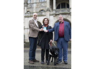 Landeshauptstadt Hannover wird Assistenzhundfreundliche Kommune Die Landeshauptstadt Hannover wird zur Assistenzhundfreundlichen Kommune, v.l. n.r.: Oberbürgermeister Belit Onay, Dr. Hannah Reuter (Verein Pfotenpiloten e.V.) mit ihrer Hündin Deika und Andreas Mangelsdorf, Beauftragter für Menschen mit Behinderungen der Landeshauptstadt Hannover