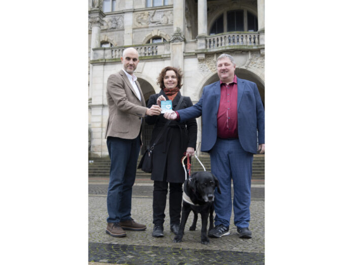 Die Landeshauptstadt Hannover wird zur Assistenzhundfreundlichen Kommune, v.l. n.r.: Oberbürgermeister Belit Onay, Dr. Hannah Reuter (Verein Pfotenpiloten e.V.) mit ihrer Hündin Deika und Andreas Mangelsdorf, Beauftragter für Menschen mit Behinderungen der Landeshauptstadt Hannover