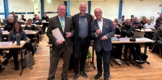 Ehrung für zehnjähriges Engagement in der Kommunalpolitik. Wilhelm Zabel (li.) und Horst-Dieter Soltau (re.) werden von Langenhagens Bürgermeister Mirko Heuer mit der silbernen Ehrennadel ausgezeichnet.