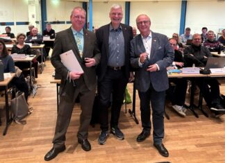 Stadt Langenhagen würdigt langjähriges Engagement in der Kommunalpolitik Ehrung für zehnjähriges Engagement in der Kommunalpolitik. Wilhelm Zabel (li.) und Horst-Dieter Soltau (re.) werden von Langenhagens Bürgermeister Mirko Heuer mit der silbernen Ehrennadel ausgezeichnet.