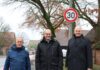 Dr. Jens Utermann, Ortsbürgermeister aus Steinwedel, Ulf-Birger Franz, Verkehrsdezernent der Region Hannover und Lehrtes Bürgermeister Frank Prüße am neuen Tempo-30-Schild.