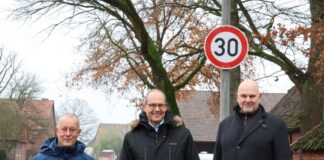 Dr. Jens Utermann, Ortsbürgermeister aus Steinwedel, Ulf-Birger Franz, Verkehrsdezernent der Region Hannover und Lehrtes Bürgermeister Frank Prüße am neuen Tempo-30-Schild.