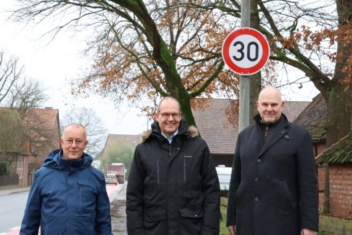 Dr. Jens Utermann, Ortsbürgermeister aus Steinwedel, Ulf-Birger Franz, Verkehrsdezernent der Region Hannover und Lehrtes Bürgermeister Frank Prüße am neuen Tempo-30-Schild.