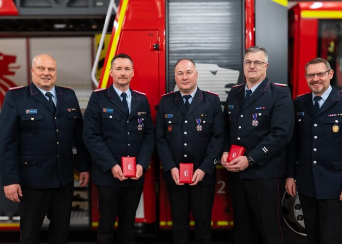 Höhepunkt des Abends war die Verleihung des Deutschen Feuerwehr-Ehrenkreuzes in Silber