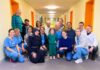 Das Foto zeigt das interdisziplinäre und interprofessionelle Team aus Ärztinnen, Ärzten und Pflegekräften der pädiatrischen Pneumologie, Kinderintensivmedizin sowie HTTG-Chirurgie, Physiotherapeutinnen, Ernährungsberaterinnen und einer Transplantationskoordinatorin. Sie alle – und viele weitere – haben dazu beigetragen, dass es der fünfjährigen Rukeia nach ihrer Lungentransplantation im Herbst 2024 deutlich besser geht.