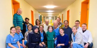 Das Foto zeigt das interdisziplinäre und interprofessionelle Team aus Ärztinnen, Ärzten und Pflegekräften der pädiatrischen Pneumologie, Kinderintensivmedizin sowie HTTG-Chirurgie, Physiotherapeutinnen, Ernährungsberaterinnen und einer Transplantationskoordinatorin. Sie alle – und viele weitere – haben dazu beigetragen, dass es der fünfjährigen Rukeia nach ihrer Lungentransplantation im Herbst 2024 deutlich besser geht.
