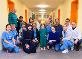MHH-Transplantationszentrum verzeichnet 2024 mehr als 300 Transplantationen Das Foto zeigt das interdisziplinäre und interprofessionelle Team aus Ärztinnen, Ärzten und Pflegekräften der pädiatrischen Pneumologie, Kinderintensivmedizin sowie HTTG-Chirurgie, Physiotherapeutinnen, Ernährungsberaterinnen und einer Transplantationskoordinatorin. Sie alle – und viele weitere – haben dazu beigetragen, dass es der fünfjährigen Rukeia nach ihrer Lungentransplantation im Herbst 2024 deutlich besser geht.