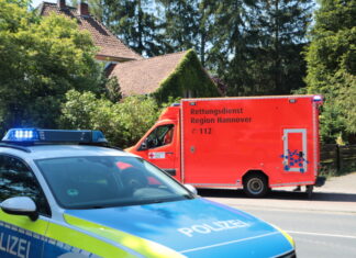 29-Jährige bei Verkehrsunfall in Langenhagen schwer verletzt Polizeiwagen/Rettungswagen