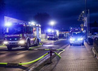 Großbrand in Langenhagen: Produktionshalle am Neujahrsmorgen in Flammen Feuerwehreinsatz - Am Pferdemarkt