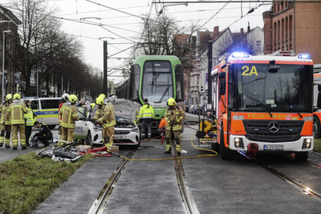 Verkehrsunfall PKW gegen Stadtbahn