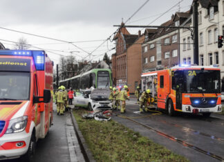 Schwerer Verkehrsunfall: PKW kollidiert mit Stadtbahn in Hannover-Leinhausen Verkehrsunfall PKW gegen Stadtbahn