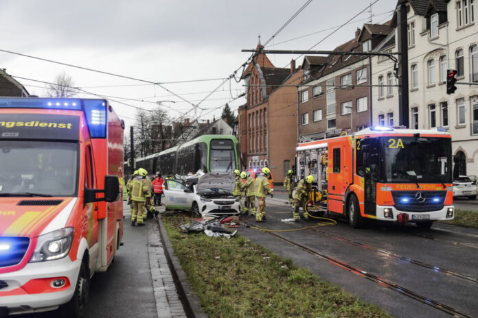 Verkehrsunfall PKW gegen Stadtbahn