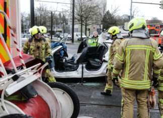 Zeugen gesucht: Schwerer Unfall zwischen Auto und Stadtbahn in Hannover Verkehrsunfall PKW gegen Stadtbahn