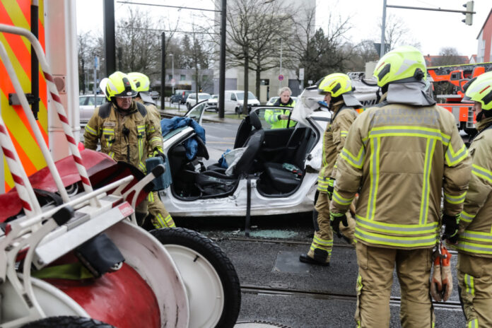 Verkehrsunfall PKW gegen Stadtbahn