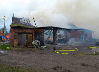 600.000 Euro Schaden bei Scheunenbrand in Burgwedel-Thönse Scheune in Thönse in Vollbrand