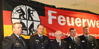 Ehrungen (v.l.n.r.): Stadtbrandmeister Ulf Kreinacker, Ortsbrandmeister Daniel Hilbert, Heinrich Deike, Dirk Imelmann, stellv. Ortsbrandmeister Florian Imelmann