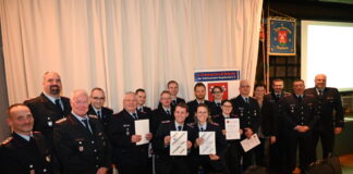 Jahreshauptversammlung der Ortsfeuerwehr Engelbostel - Ehrungen/Beförderungen - Foto (vo.li.): Swen Döblitz, Thomas Hendrik Voegler, Thomas Bredthauer, Sascha Schröter, Rudolf Schweidler, Sascha Fehder, René Schulz, Christopher Klenke, Philipp Mörke, Robin Heidrich, Florian Kahle, Bettina Auras, Arne Boy, Thomas Jathe, Volker Kluth (vorn mittig): Björn von der Osten, Lea von der Osten und Jennifer Helene Heidrich.