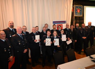 Förderverein und Ortsfeuerwehr Engelbostel ziehen erfolgreiche Bilanz bei Jahreshauptversammlungen Jahreshauptversammlung der Ortsfeuerwehr Engelbostel - Ehrungen/Beförderungen - Foto (vo.li.): Swen Döblitz, Thomas Hendrik Voegler, Thomas Bredthauer, Sascha Schröter, Rudolf Schweidler, Sascha Fehder, René Schulz, Christopher Klenke, Philipp Mörke, Robin Heidrich, Florian Kahle, Bettina Auras, Arne Boy, Thomas Jathe, Volker Kluth (vorn mittig): Björn von der Osten, Lea von der Osten und Jennifer Helene Heidrich.