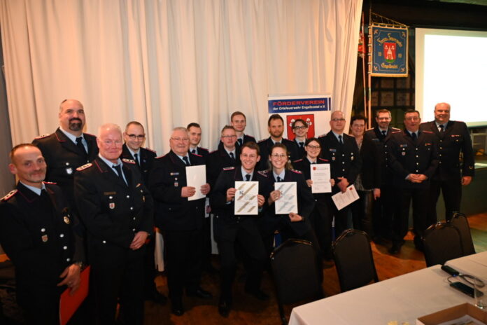 Jahreshauptversammlung der Ortsfeuerwehr Engelbostel - Ehrungen/Beförderungen - Foto (vo.li.): Swen Döblitz, Thomas Hendrik Voegler, Thomas Bredthauer, Sascha Schröter, Rudolf Schweidler, Sascha Fehder, René Schulz, Christopher Klenke, Philipp Mörke, Robin Heidrich, Florian Kahle, Bettina Auras, Arne Boy, Thomas Jathe, Volker Kluth (vorn mittig): Björn von der Osten, Lea von der Osten und Jennifer Helene Heidrich.