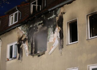 Explosion vor Brand: Tatverdächtiger vorläufig festgenommen Feuerwehreinsatz Wiesenau
