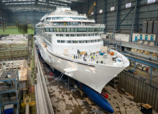 ASUKA III verlässt Baudock der MEYER WERFT: Meilenstein für japanische Kreuzfahrt-Reederei NYK a large white ship in a building