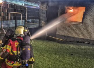 Brennende Garage sorgt für gefährlichen Einsatz am Neujahrsmorgen in Isernhagen Feuerwehreinsatz Isernhagen