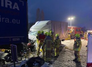 A7: Fahrer nach schwerem Verkehrsunfall eingeklemmt Feuerwehr befreit eingeklemmten Fahrer in aufwendiger Rettungsaktion