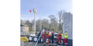 Arbeitsunfall im Zoo Hannover - Höhenretter der Feuerwehr Hannover im Einsatz