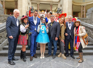Weiberfastnacht in Hannover: Frauen übernehmen symbolisch die Macht Punkt 11:11 Uhr stürmten die Närrinnen das hannoversche Rathaus zur Übernahme.