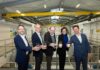 enercity-Vorstand Prof.Dr. Marc Hansmann, Oberbürgermeister Belit Onay, Niedersachsens Umweltminister Christian Meyer, enercity-CEO Aurélie Alemany und Regionspräsident Steffen Krach heben ihr Wasserglas auf die moderne neue Filterhalle im enercity-Wasserwerk Elze-Berkhof