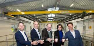 enercity-Vorstand Prof.Dr. Marc Hansmann, Oberbürgermeister Belit Onay, Niedersachsens Umweltminister Christian Meyer, enercity-CEO Aurélie Alemany und Regionspräsident Steffen Krach heben ihr Wasserglas auf die moderne neue Filterhalle im enercity-Wasserwerk Elze-Berkhof