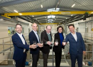 Eröffnung der neuen Filterhalle: enercity sichert Trinkwasserversorgung für kommende Generationen enercity-Vorstand Prof.Dr. Marc Hansmann, Oberbürgermeister Belit Onay, Niedersachsens Umweltminister Christian Meyer, enercity-CEO Aurélie Alemany und Regionspräsident Steffen Krach heben ihr Wasserglas auf die moderne neue Filterhalle im enercity-Wasserwerk Elze-Berkhof