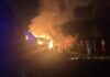 Feuerwehr löscht brennende Gartenlaube in Hainholz.