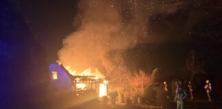Feuerwehr löscht brennende Gartenlaube in Hainholz.