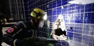 Mit schwerem Gerät wird ein Wanddurchbruch erstellt