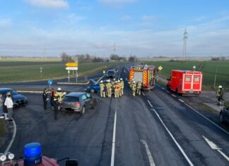 Tragischer Brand, Verkehrsunfall und Feuerwehreinsatz am Bahnhof – Einsatzkräfte in Lehrte mehrfach gefordert Übersicht Einsatzstelle auf der L385