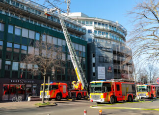 Wohnungsbrand in Pflegeheim: Feuerwehr Hannover rettet zahlreiche Bewohner Feuerwehreinsatz - Wohnungsbrand Hannover-Nordstadt