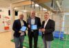 (vo.li.): Denis Schön (Leitung Kita Brinker Park), Bürgermeister Mirko Heuer, René Christian Glembotzky (Chief Digital Officer der Stadt Langenhagen)