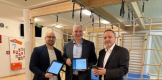 (vo.li.): Denis Schön (Leitung Kita Brinker Park), Bürgermeister Mirko Heuer, René Christian Glembotzky (Chief Digital Officer der Stadt Langenhagen)