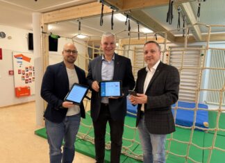 Digitale Kommunikation: Stadt Langenhagen führt Kita-App ein (vo.li.): Denis Schön (Leitung Kita Brinker Park), Bürgermeister Mirko Heuer, René Christian Glembotzky (Chief Digital Officer der Stadt Langenhagen)