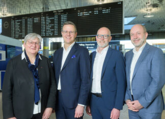 Stabile Führung für den Flughafen Hannover: Geschäftsführerverträge vorzeitig verlängert Die Aufsichtsratsvorsitzende Sabine Tegtmeyer-Dette mit den Geschäftsführern Prof. Dr. Martin Roll und Maik Blötz und dem Vorsitzenden des Personalausschusses des Aufsichtsrates Prof. Dr. Lars Baumann. (v.l.n.r.)