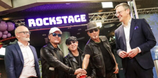 (vo.li.) Maik Blötz, Geschäftsfhrer Flughafen Hannover, Matthias Jabs, Klaus Meine, Rudolf Schenker (Scorpions) und Prof. Dr. Martin Roll, Geschäftsführer Flughafen Hannover.