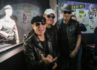 Rockige Willkommensgrüße am Bahnhof: Klaus Meine begrüßt Scorpions-Fans persönlich (vo.li.): Klaus Meine, Matthias Jabs und Rudolf Schenker (Scorpions)