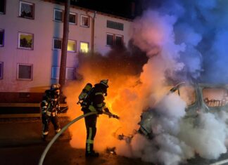 Nächtlicher Fahrzeugeinsatz: Pkw in Celle in Flammen PKW in Vollbrand